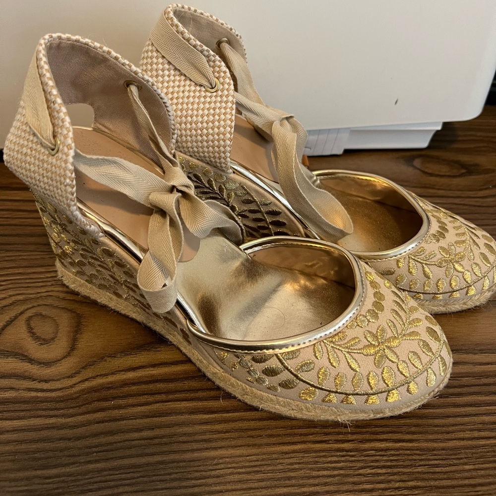 Gold embroidered ALDO Wedges, BRAND NEW!